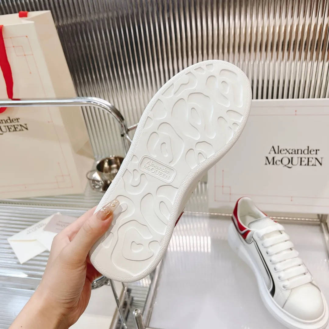 👟👟Ex-factory price 440👟👟 Men's size +10 (high version + 60 men's size plus 10) The latest addition to the counter is the top high-end version of Alexander McQueen·Alexander McQueen 2023 new wide sports shoes, white shoes and casual shoes👟New colors! The rear tail is really unique and pretty, I love it at first sight! 😍Top version! 👍🏻I won’t introduce too much about the style of this shoe. It will never go out of style year after year in spring, summer, autumn and winter. It is a super versatile style and has always been in hot demand. 🔸Upper: original custom-made latest silk cowhide 🔸Inner lining: cowhide foot pads + top-grade highly breathable mesh ��Outsole: the latest original open mold one-to-one precision mold PU vacuum outsole 🔸Female model 34-41 (customized at 34.40.41) 🔸Men's model 38-45 (customized at 38 45)